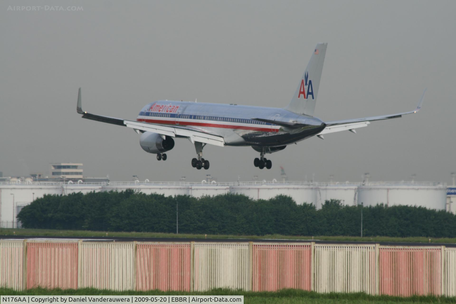 N176AA, 2001 Boeing 757-223 C/N 32395/994, Flight AA172 is descending to RWY 25L
