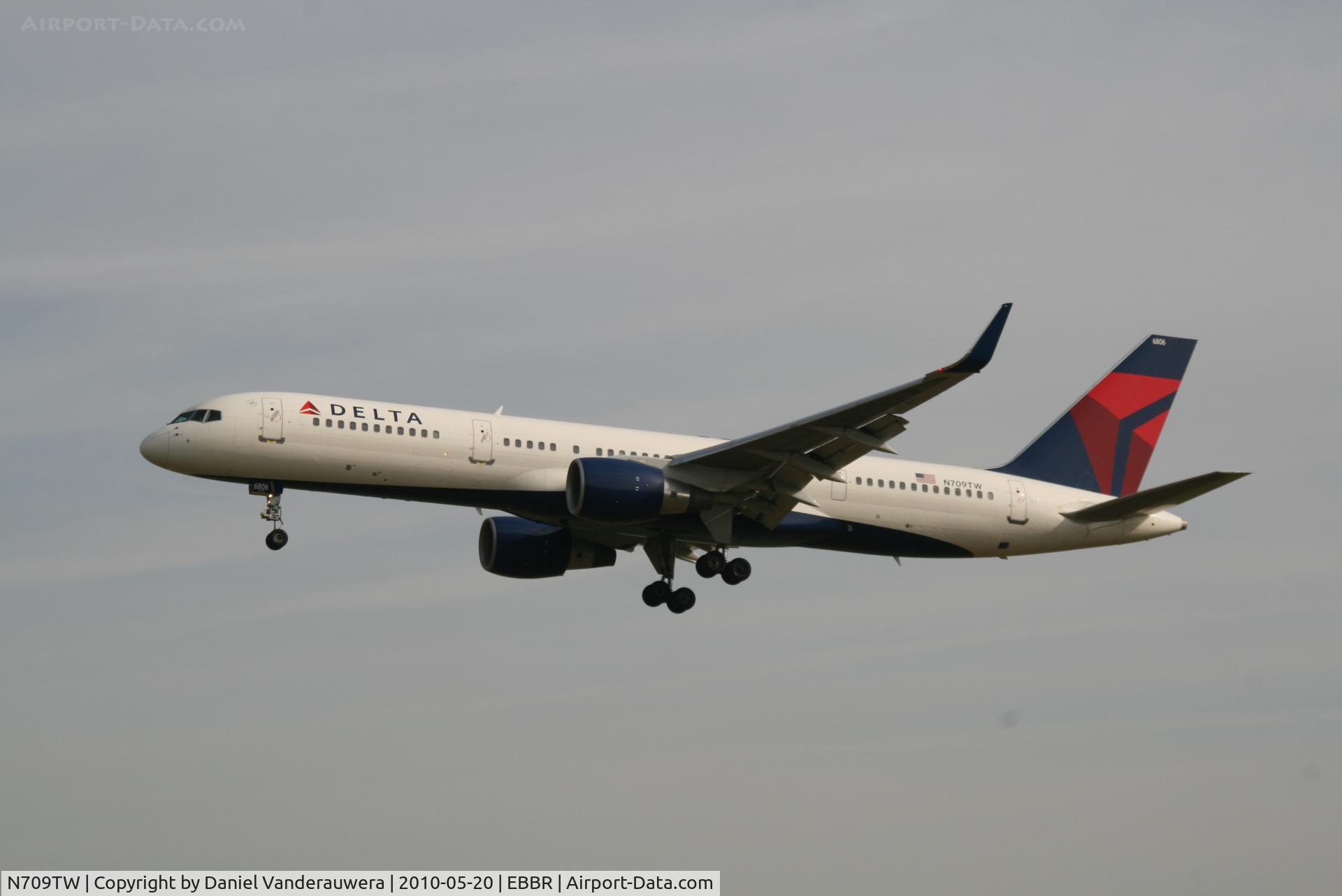 N709TW, 1997 Boeing 757-2Q8 C/N 28168, Arrival of flight DL140
