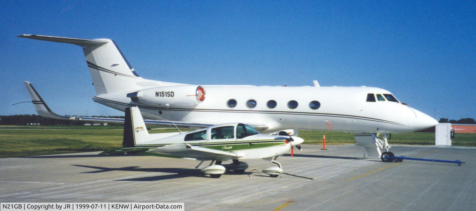 N21GB, 1977 Grumman American AA-5A Cheetah C/N AA5A-0451, N21GB and it's big brother at KENW 07-11-1999