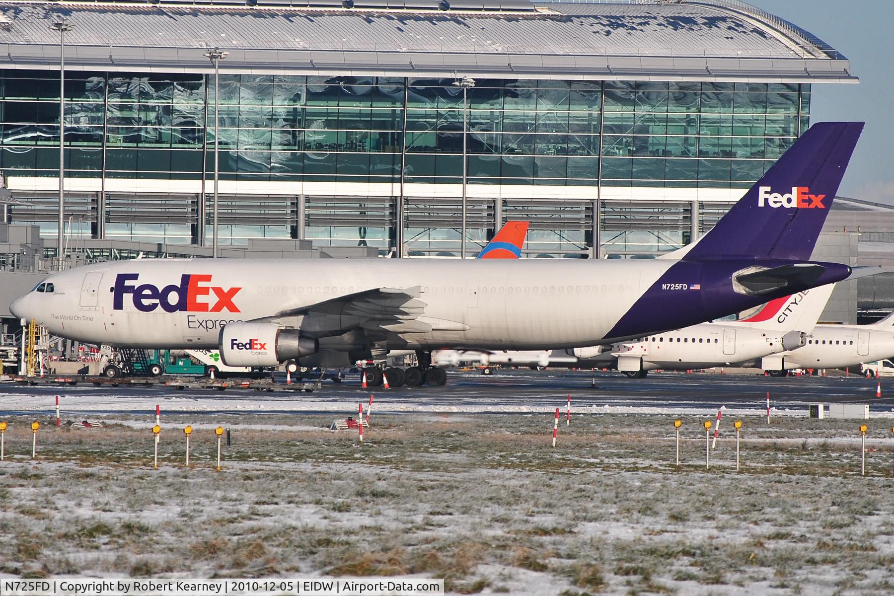 N725FD, 1990 Airbus A300B4-622R C/N 572, FedEx sitting on stand