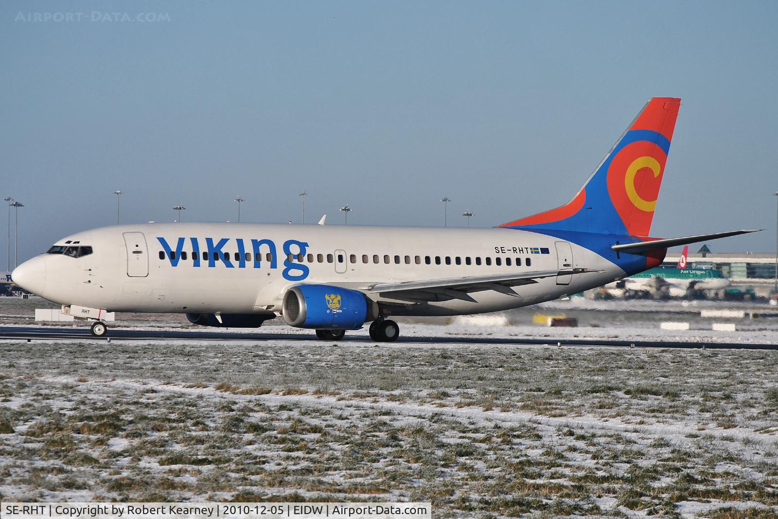 SE-RHT, 1991 Boeing 737-3Q8 C/N 24962, Vikining lining up r/w 28
