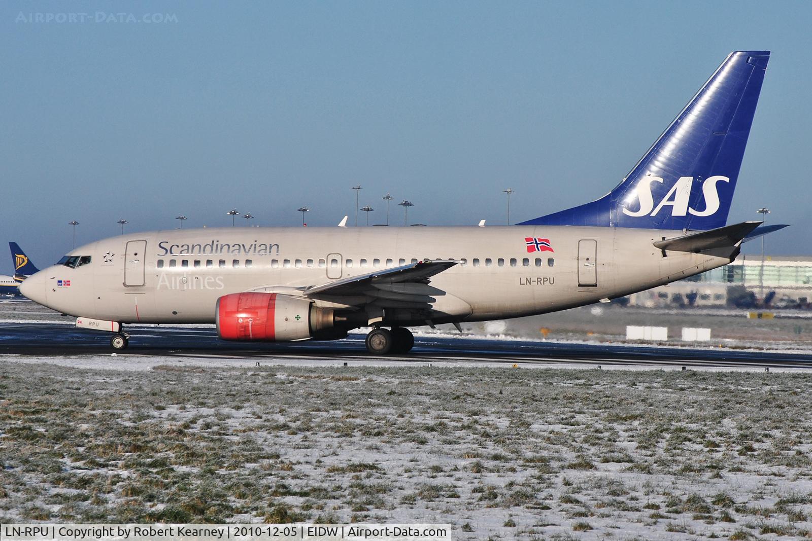 LN-RPU, 1999 Boeing 737-683 C/N 28312, SAS lining up r/w 28