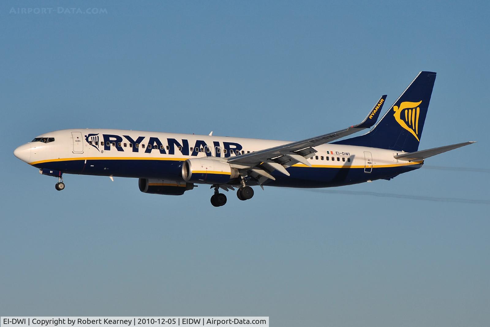 EI-DWI, 2007 Boeing 737-8AS C/N 33643, Ryanair on short finals,leaving moisture behind
