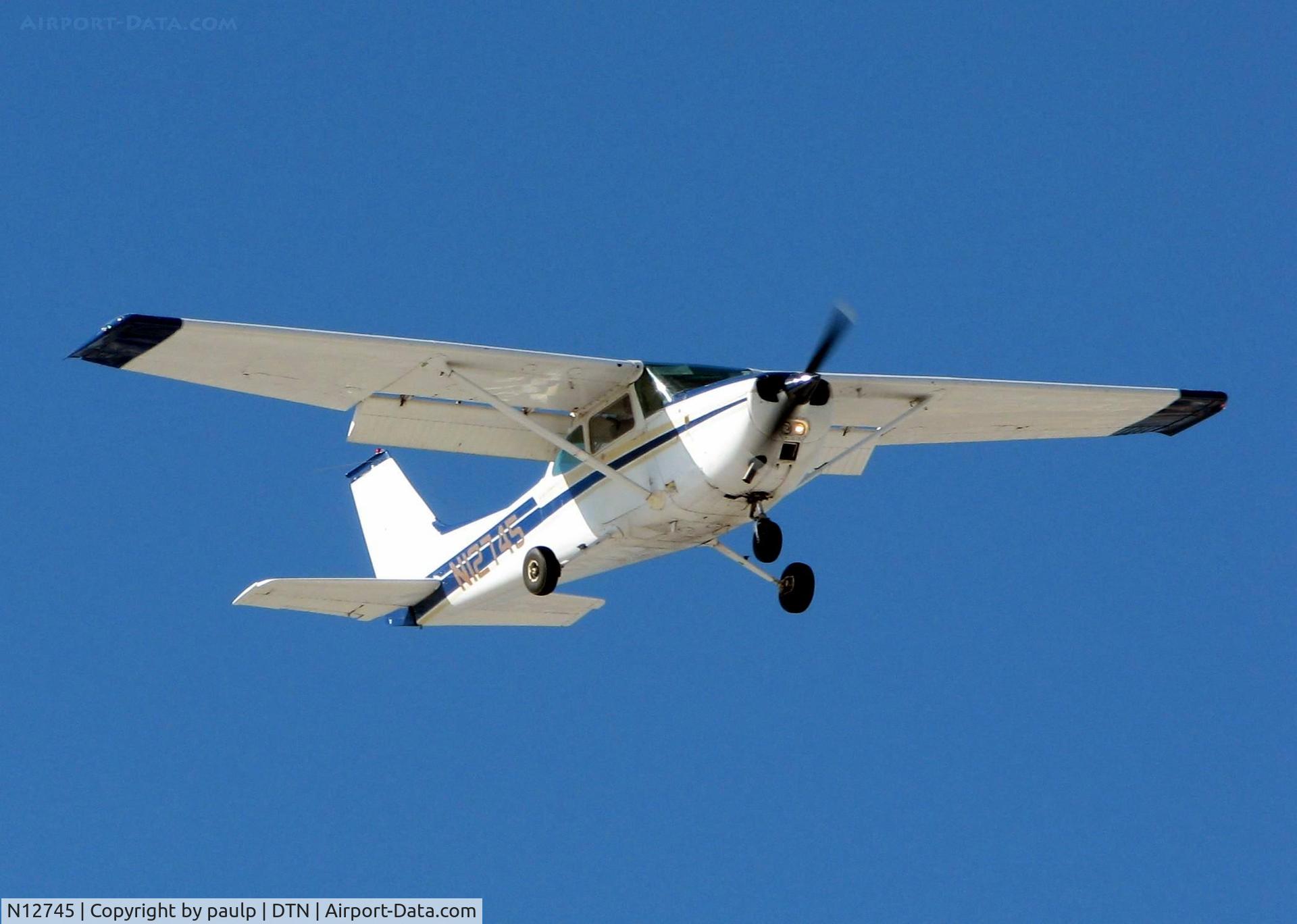 N12745, 1974 Cessna 172M C/N 17262224, Landing at Downtown Shreveport.