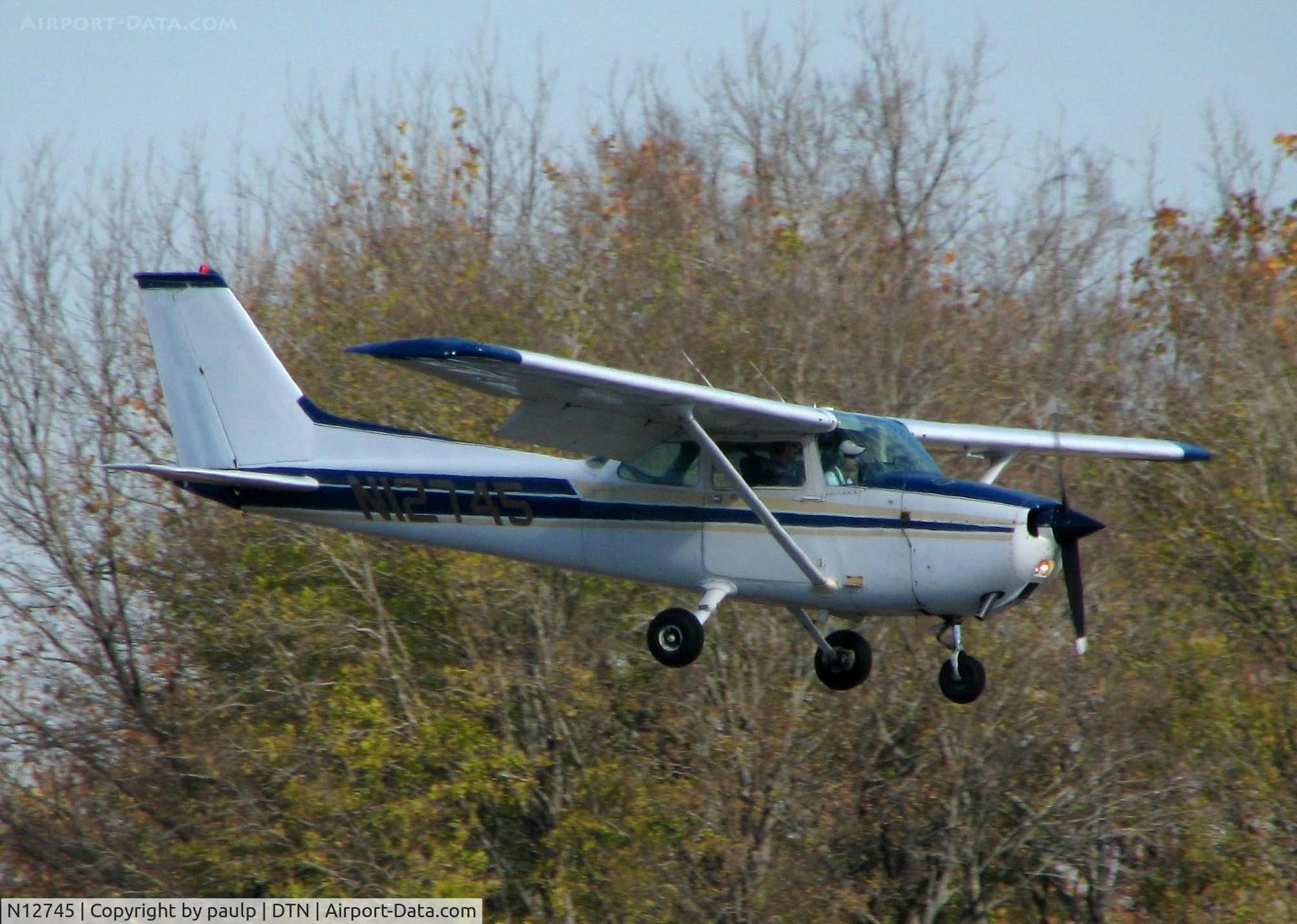 N12745, 1974 Cessna 172M C/N 17262224, Landing at Downtown Shreveport.