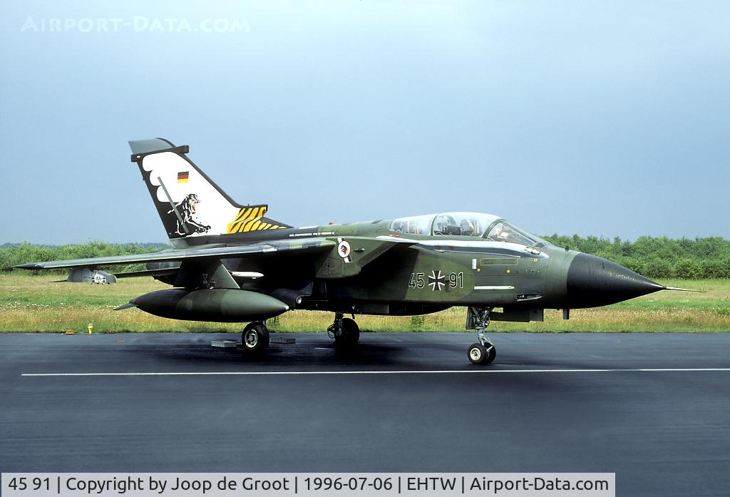 45 91, Panavia Tornado IDS C/N 722/GS232/4291, AG 51 sent its tiger Tornado to the 1996 KLu open house.
