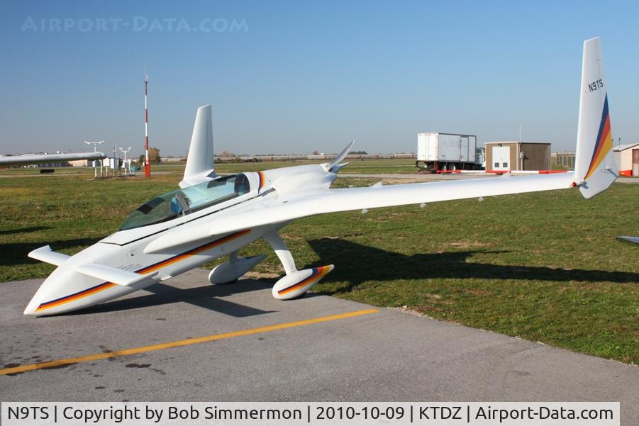 N9TS, 1986 Rutan Long-EZ C/N 1378, On the ramp at Toledo-Metcalf