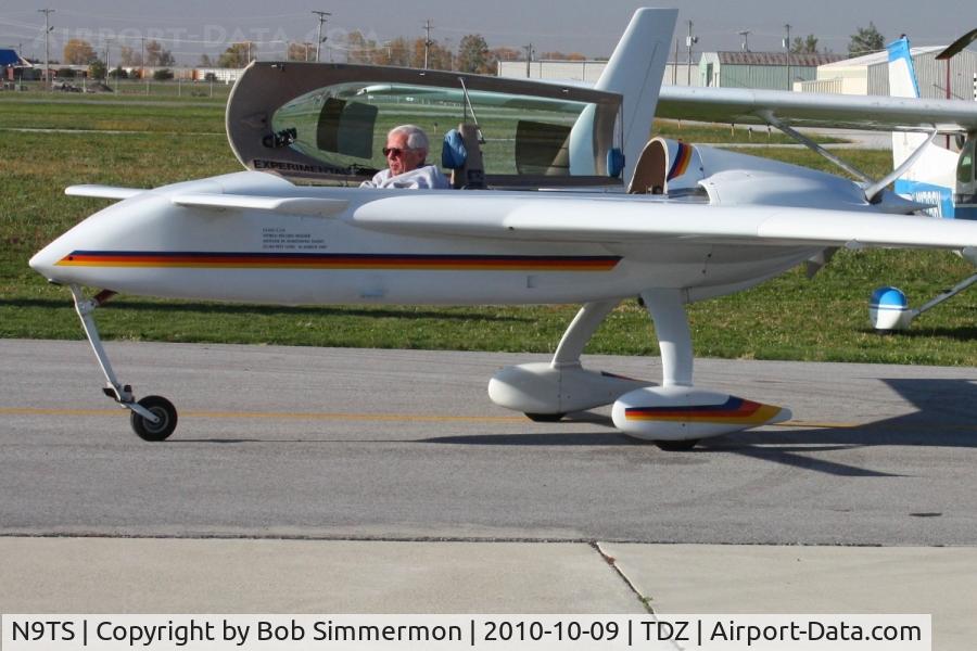 N9TS, 1986 Rutan Long-EZ C/N 1378, On the ramp at Toledo-Metcalf