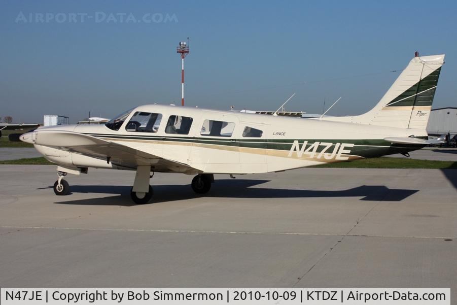 N47JE, 1977 Piper PA-32R-300 Cherokee Lance C/N 32R-7780532, On the ramp at Toledo-Metcalf