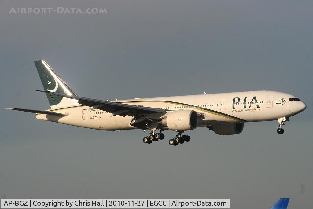 AP-BGZ, 2005 Boeing 777-240/LR C/N 33782, PIA B777 on short finals for RW05L