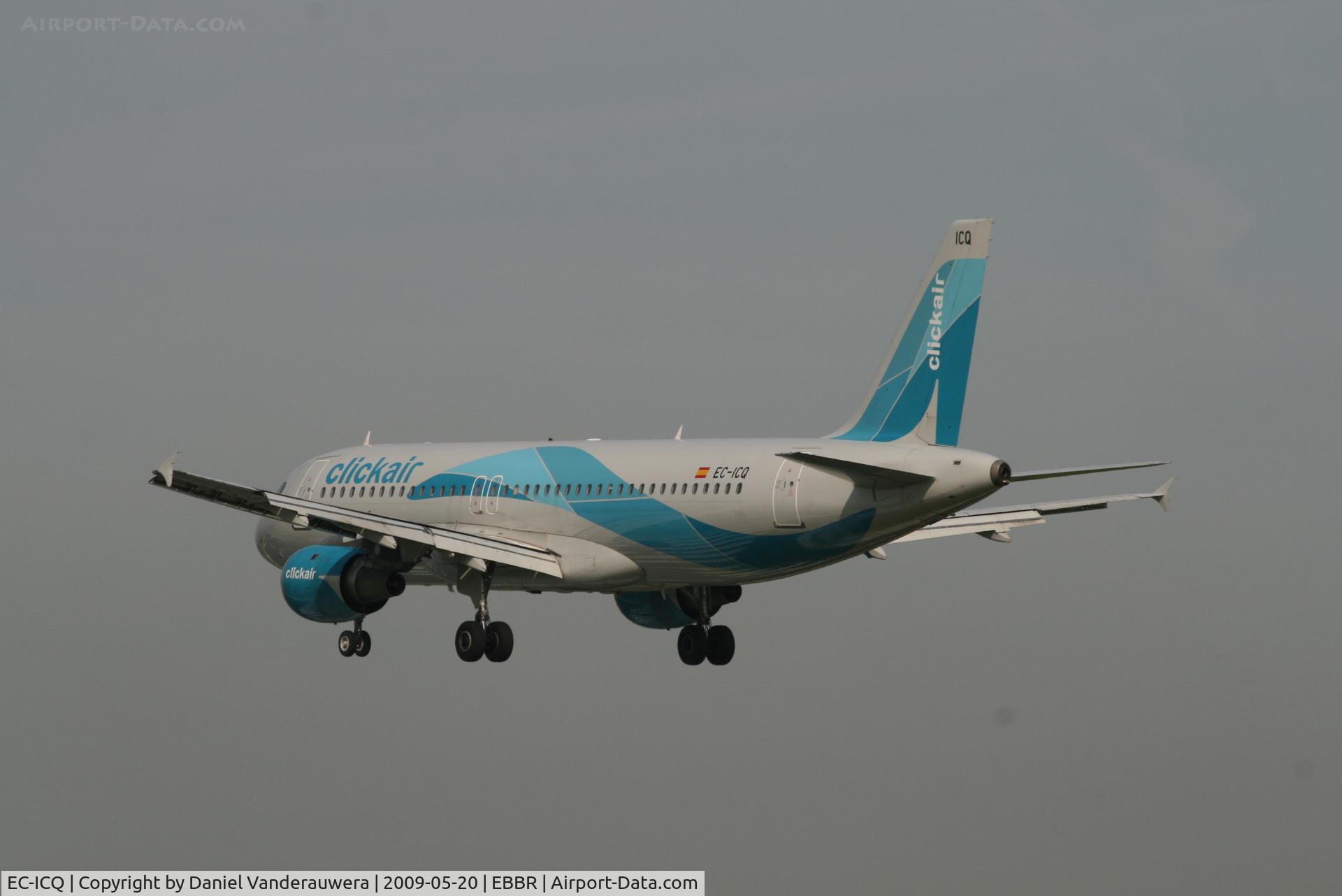 EC-ICQ, 1991 Airbus A320-211 C/N 199, Flight VY5210 is descending to RWY 25L