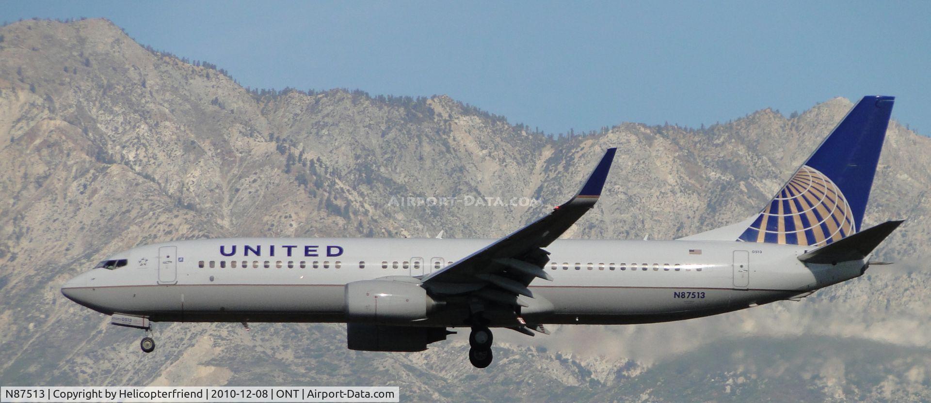 N87513, 2008 Boeing 737-824 C/N 31621, On final to runway 26R