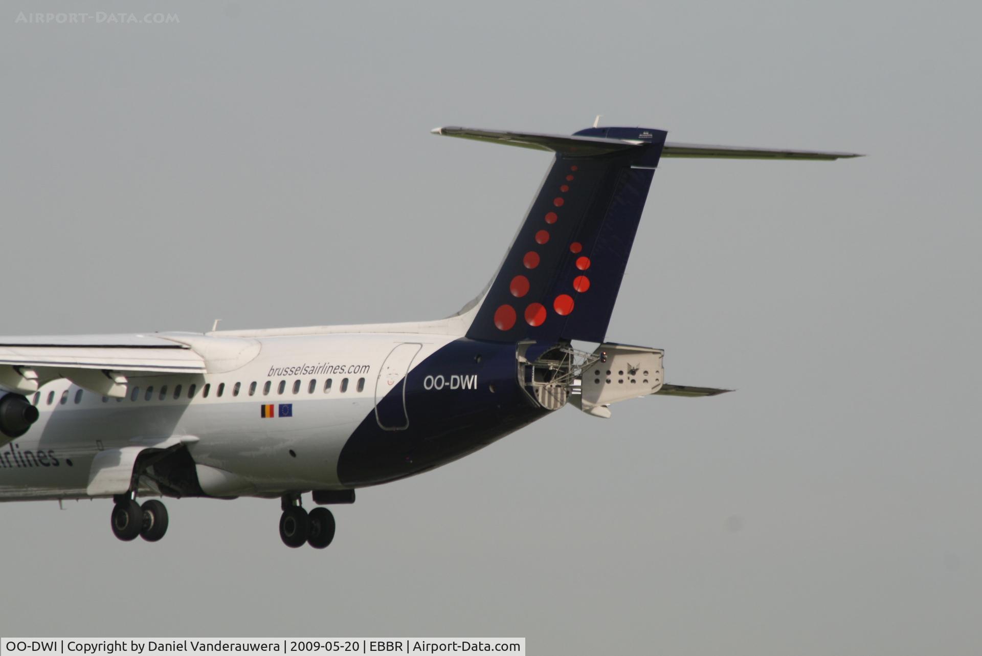OO-DWI, 1999 British Aerospace Avro 146-RJ100 C/N E3342, Several seconds before landing on RWY 25L