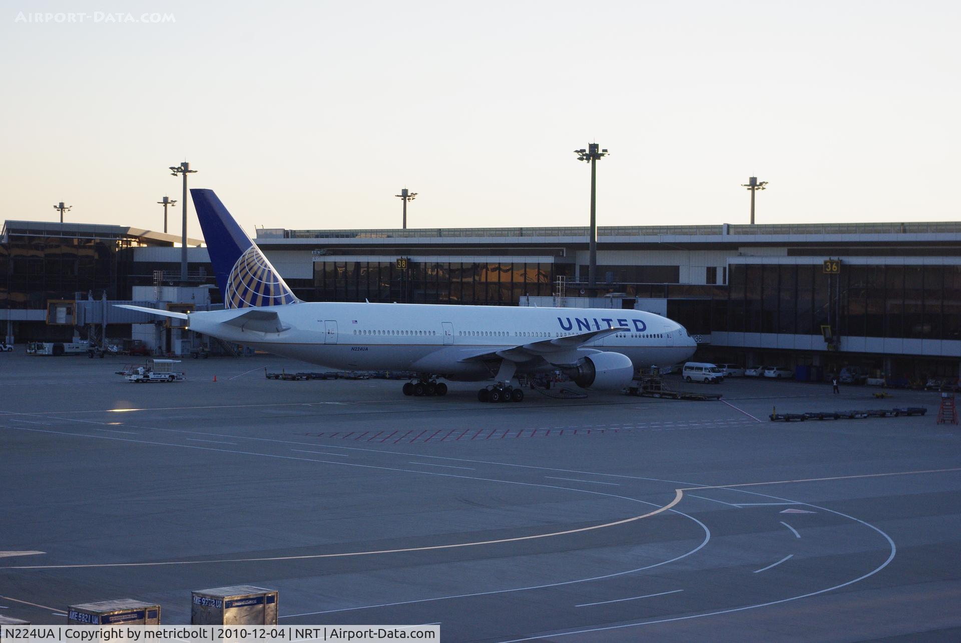 N224UA, 2001 Boeing 777-222 C/N 30225, At the gate in Narita