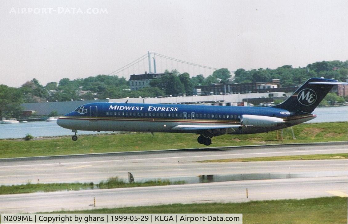N209ME, 1976 McDonnell Douglas DC-9-32 C/N 47730, Landing at La Guardia