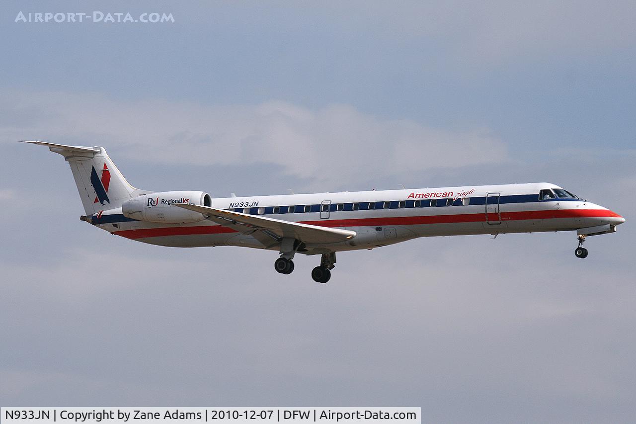 N933JN, 2005 Embraer ERJ-145LR (EMB-145LR) C/N 14500918, American Eagle landing at DFW Airport, TX