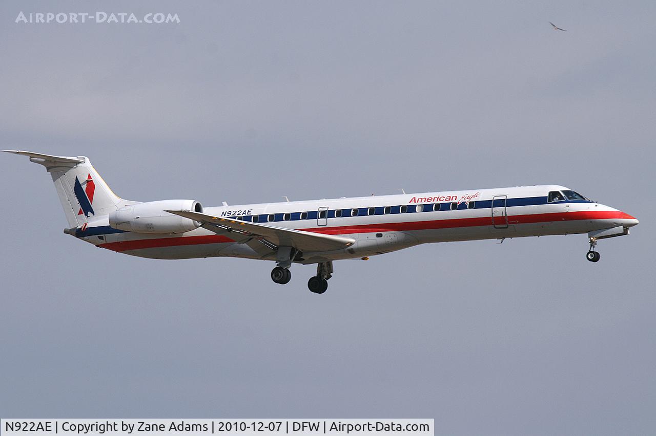 N922AE, 2005 Embraer ERJ-145LR (EMB-145LR) C/N 14500906, American Eagle landing at DFW Airport, TX