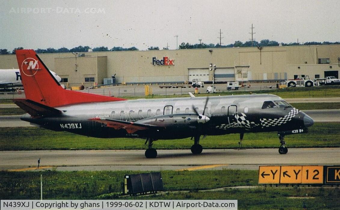 N439XJ, 1998 Saab 340B C/N 340B-439, special colors