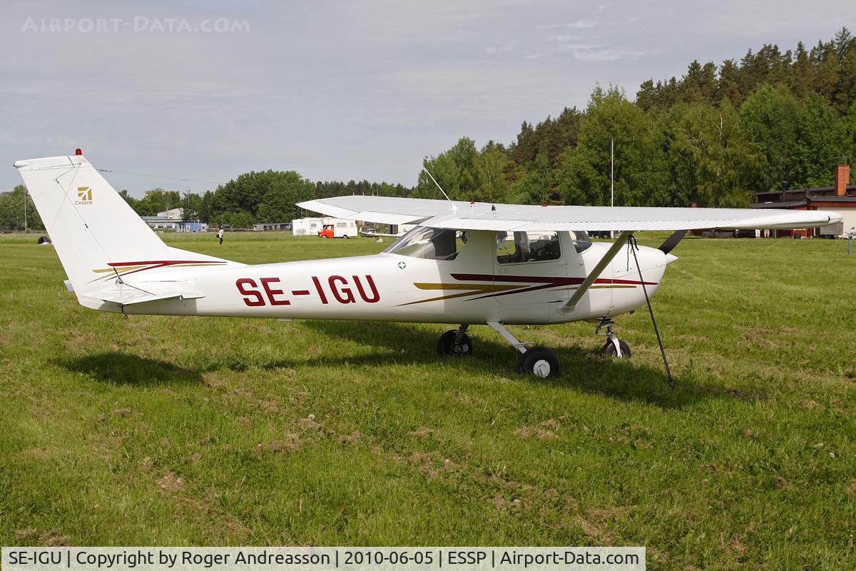 SE-IGU, 1968 Cessna F150H C/N F150-0294, At EAA FlyIn