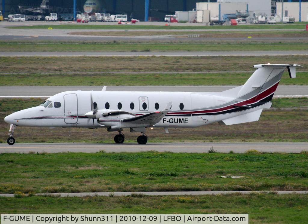 F-GUME, 1999 Beech 1900D C/N UE-371, Taxxing to the Old Terminal...