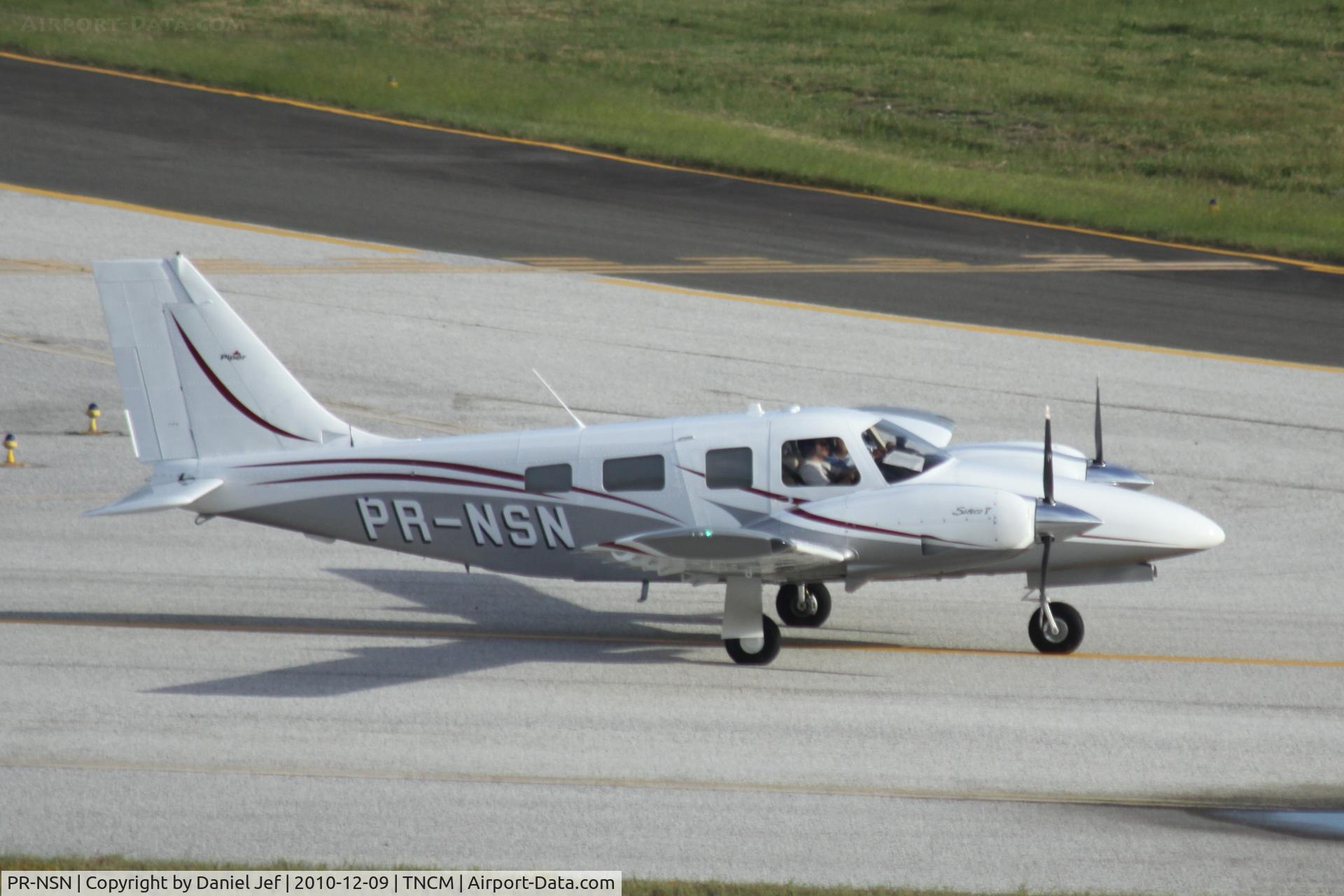 PR-NSN, Piper PA-34-220T Seneca V C/N 3449426, PR-NSN taxing to the active at TNCM
