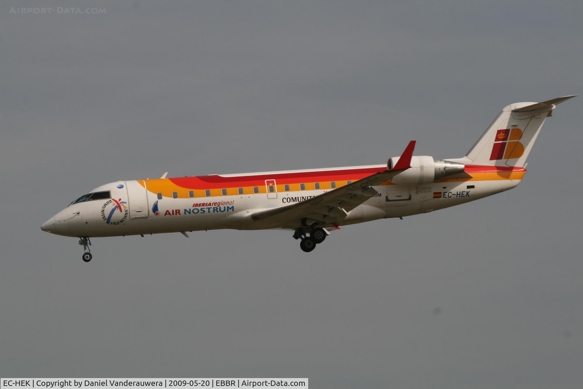 EC-HEK, 1999 Canadair CRJ-200ER (CL-600-2B19) C/N 7320, Flight IB8090 is descending to RWY 25L