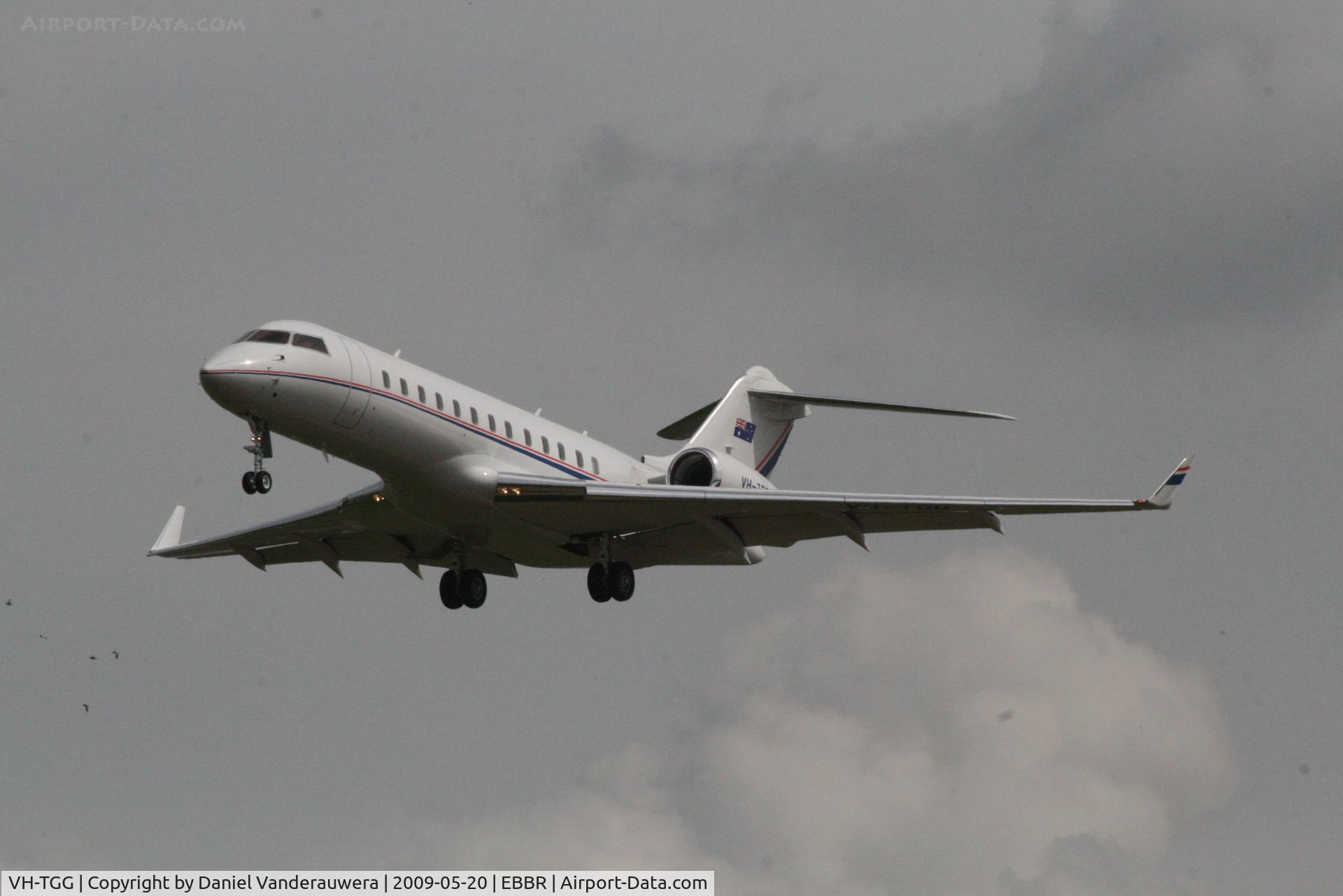VH-TGG, 2004 Bombardier BD-700-1A10 Global Express C/N 9143, Arrival to RWY 25L
