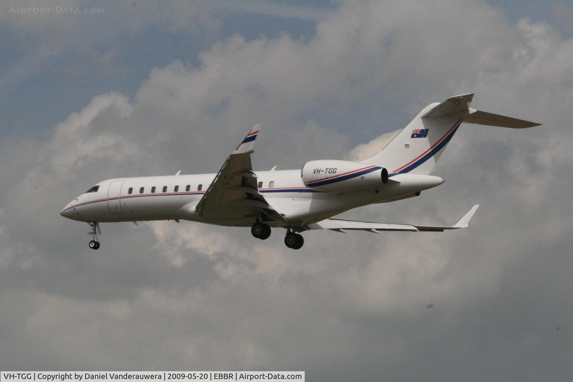VH-TGG, 2004 Bombardier BD-700-1A10 Global Express C/N 9143, Descending to RWY 25L