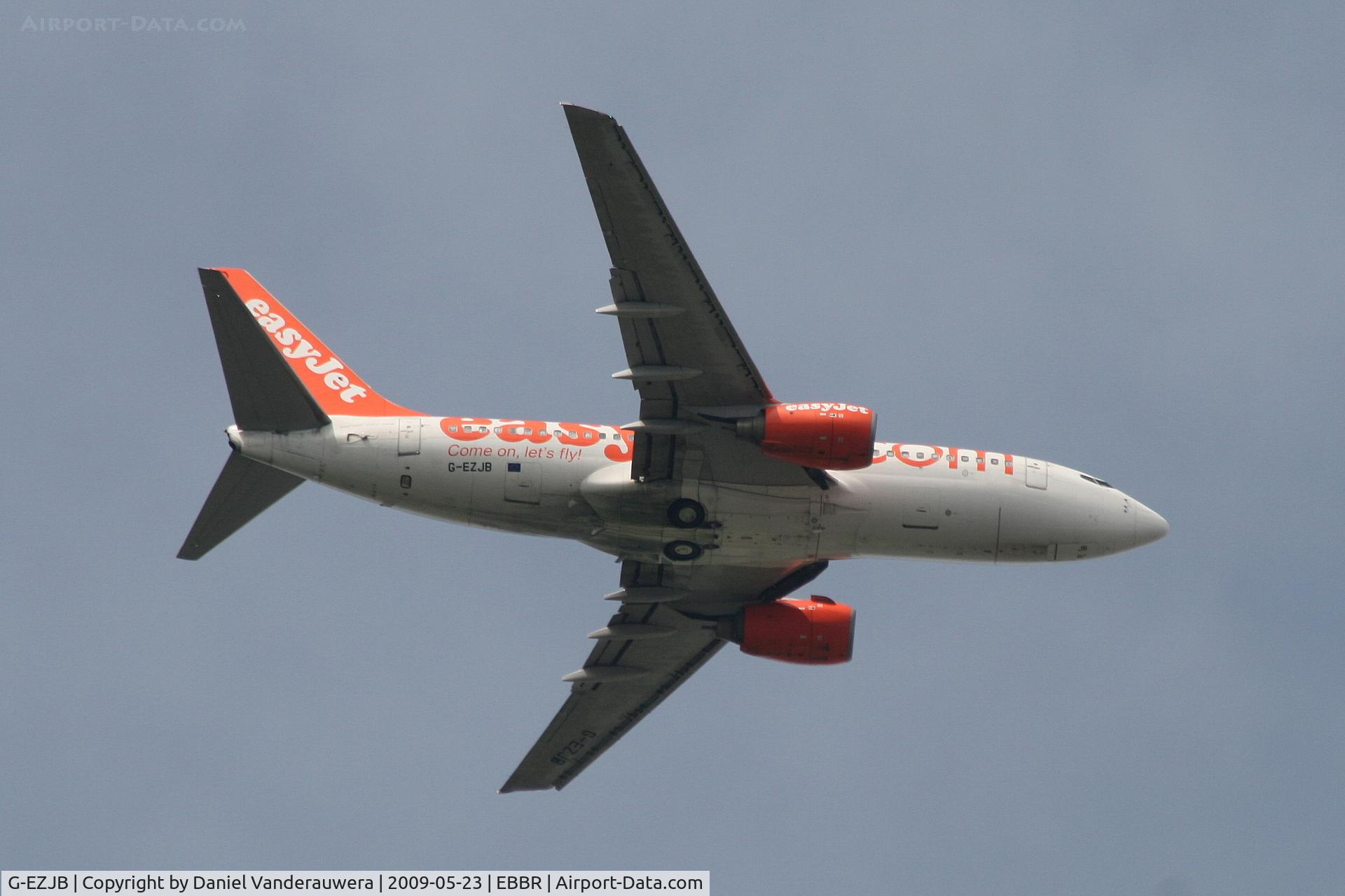 G-EZJB, 2000 Boeing 737-73V C/N 30236, Aligning to land on RWY 07L