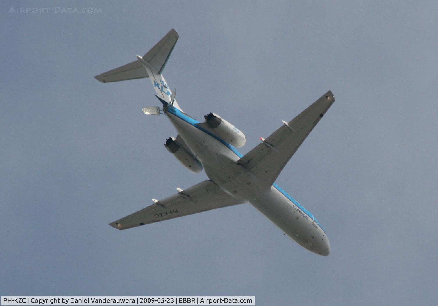 PH-KZC, 1996 Fokker 70 (F-28-0070) C/N 11566, Aligning to land to RWY 07