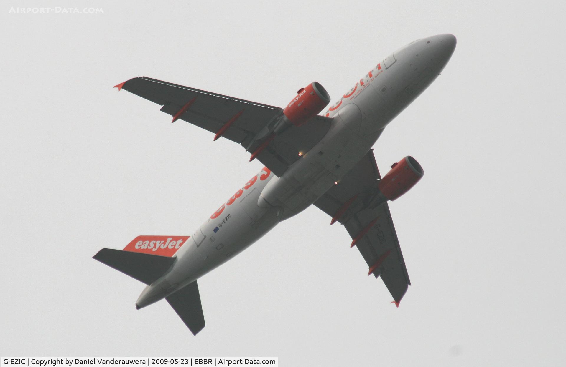 G-EZIC, 2005 Airbus A319-111 C/N 2436, Aligning to land on RWY 07R