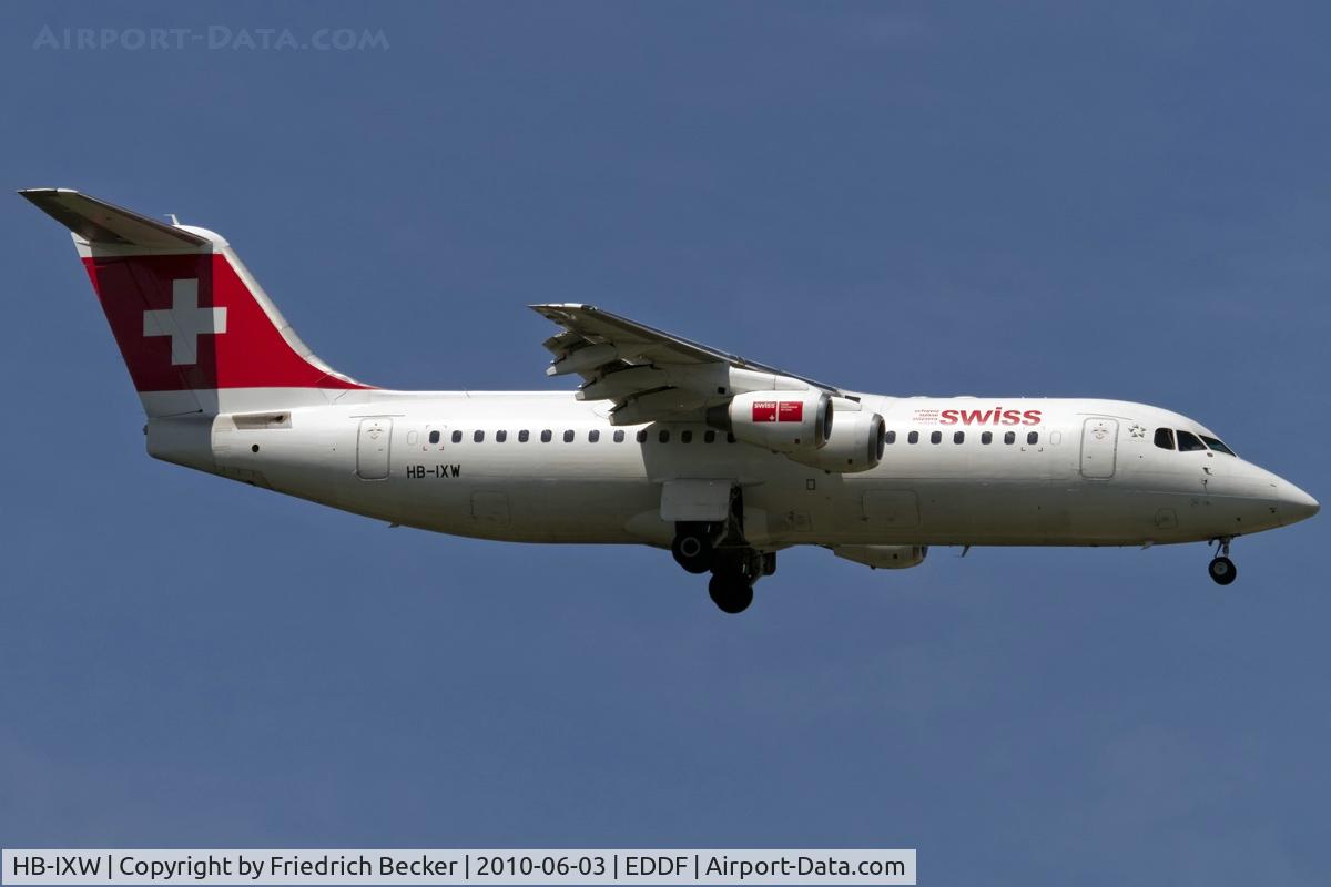 HB-IXW, 1995 British Aerospace Avro 146-RJ100 C/N E3272, on final RW07R