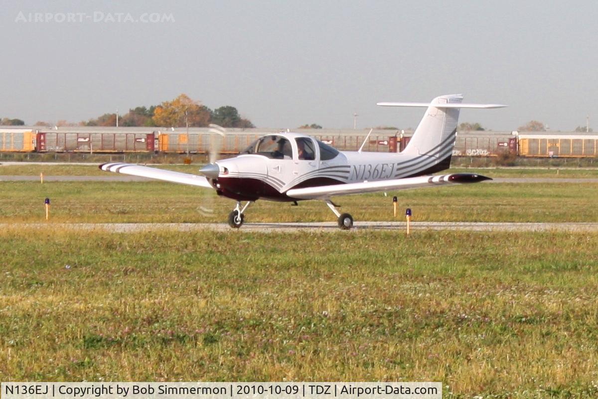 N136EJ, 1979 Piper PA-38-112 Tomahawk Tomahawk C/N 38-79A0572, Arriving at the Toledo-Metcalf EAA breakfast fly-in.