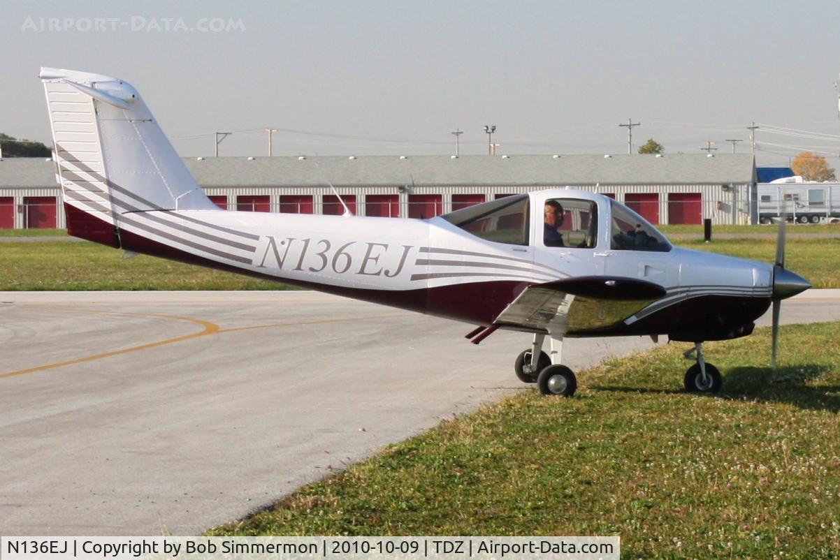 N136EJ, 1979 Piper PA-38-112 Tomahawk Tomahawk C/N 38-79A0572, Arriving at the Toledo-Metcalf EAA breakfast fly-in.