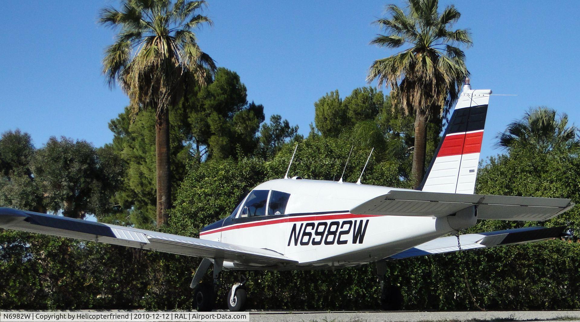 N6982W, 1965 Piper PA-28-140 C/N 28-21292, Parked facing the bushes