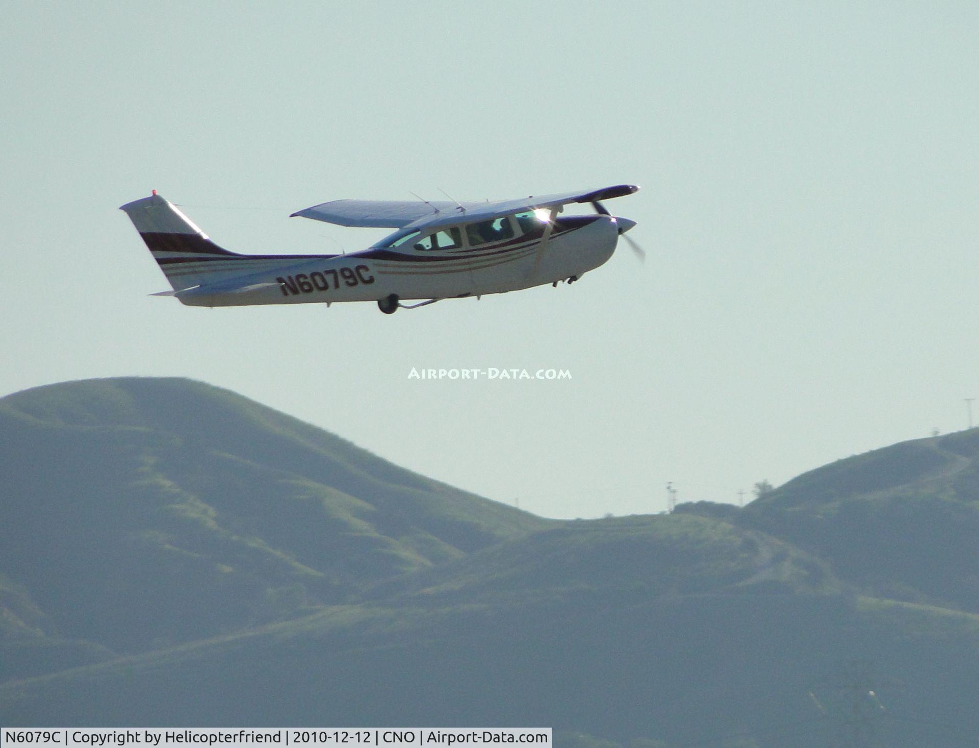 N6079C, 1978 Cessna R182 Skylane RG C/N R18200371, Airbourne, wheels coming up and headed west