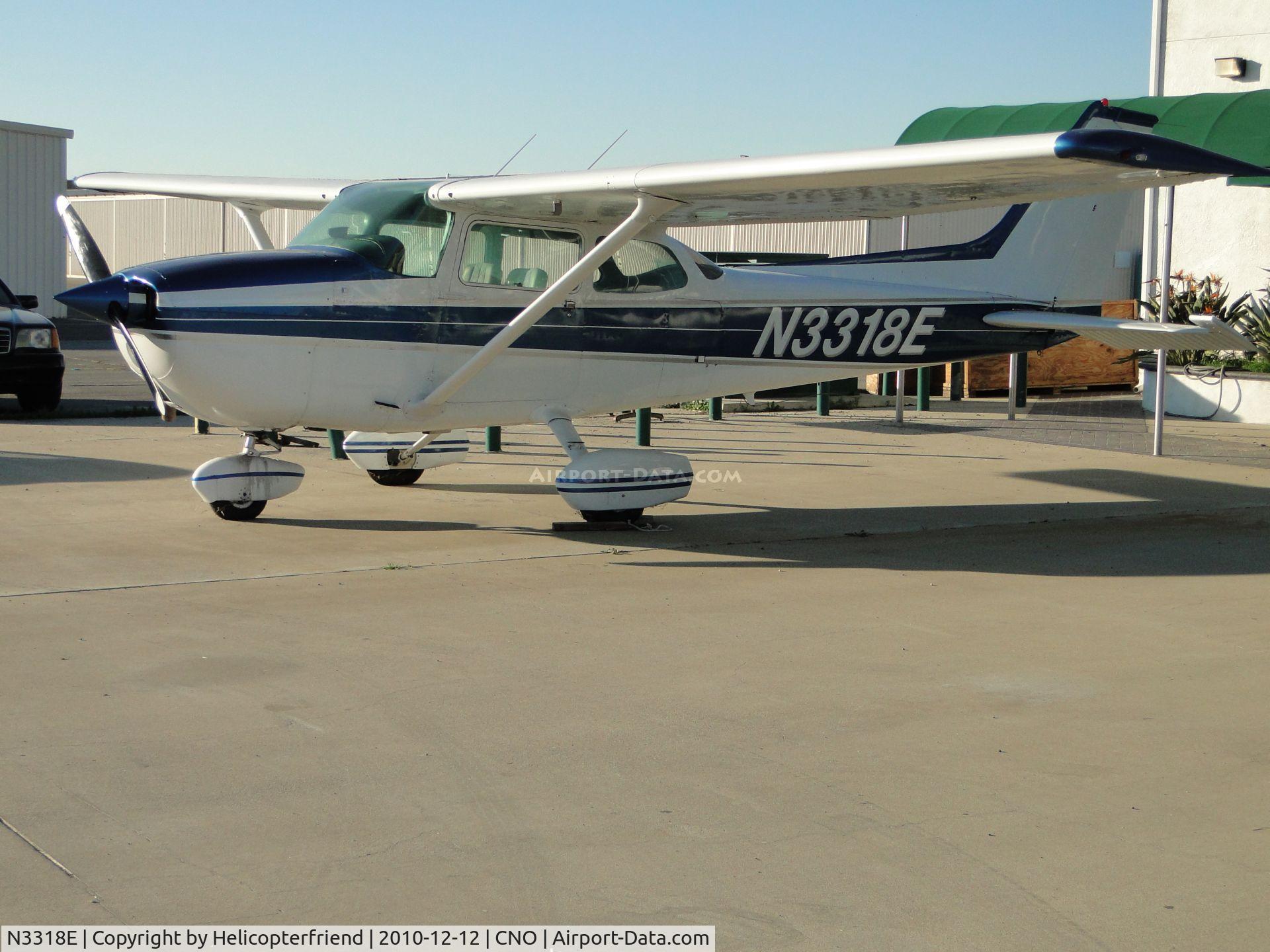 N3318E, 1978 Cessna 172N C/N 17271502, Parked