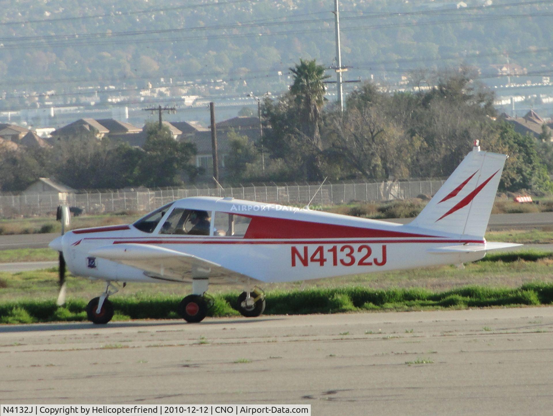 N4132J, 2001 Piper PA-28-140 C/N 28-22454, Taxiing back
