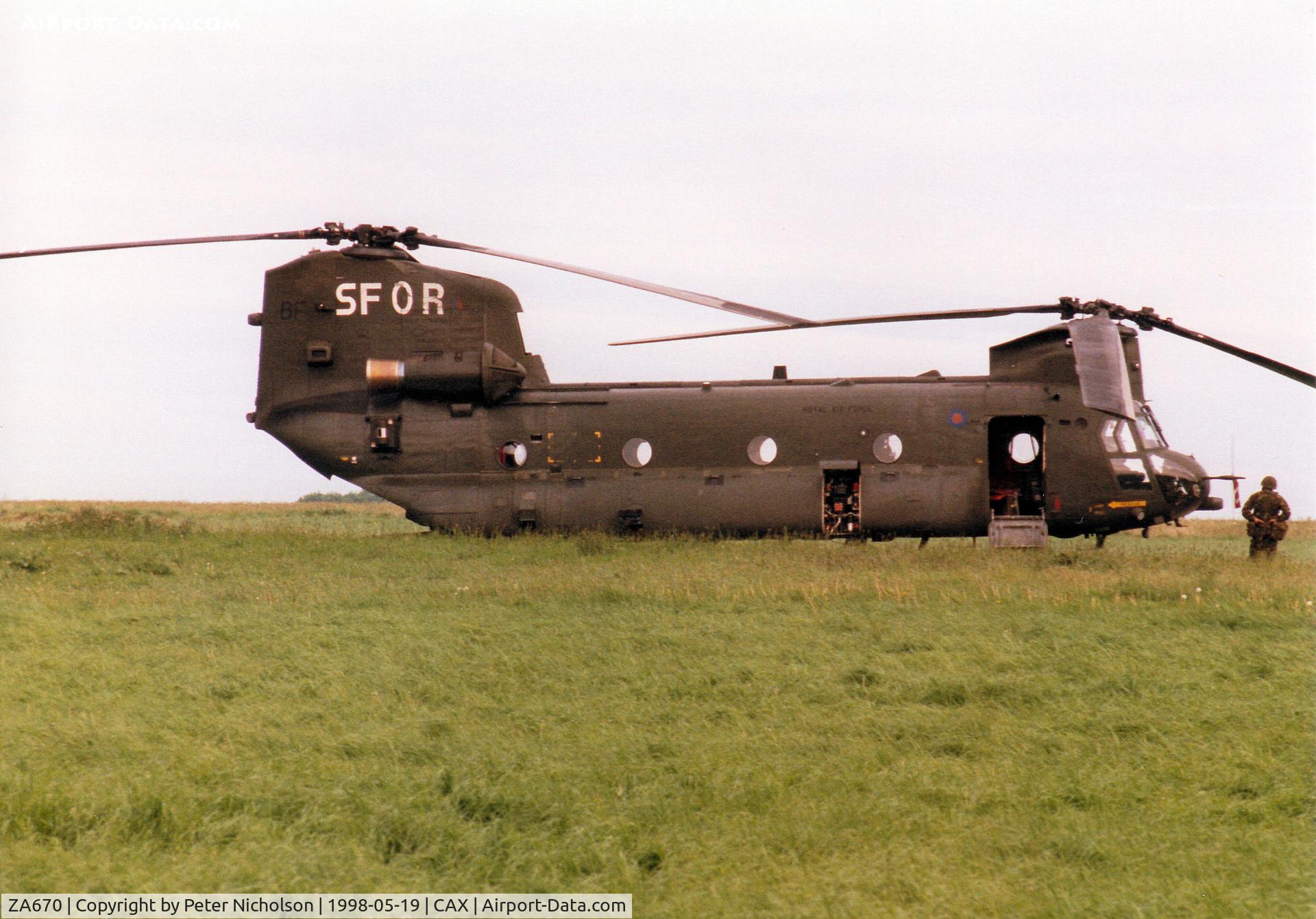 ZA670, Boeing Vertol Chinook HC.2 C/N M/A001/B-812/M7032, Chinook HC.2, callsign SHF 339, of 18 Squadron at RAF Odiham on exercise detachment to Carlisle in May 1998.