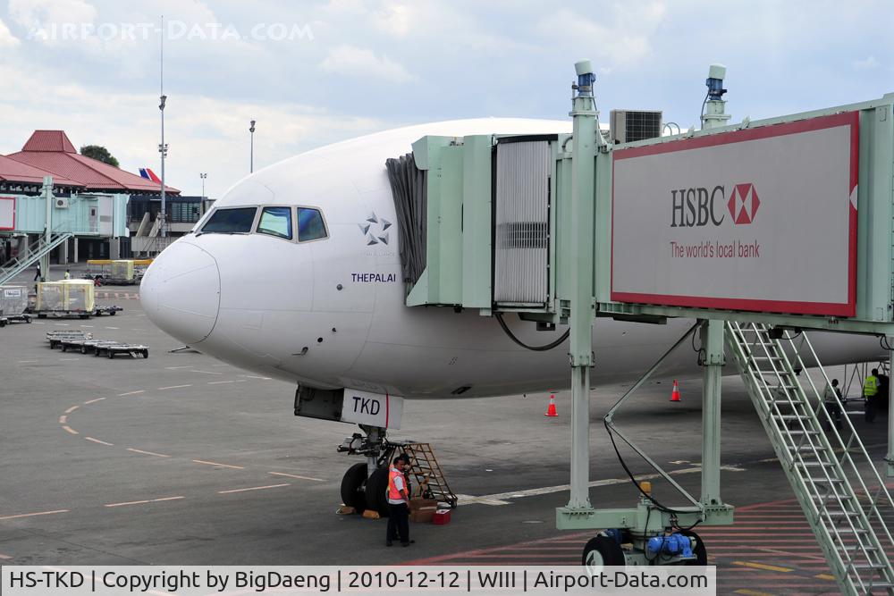 HS-TKD, 1999 Boeing 777-3D7 C/N 29212, Parking at Gate E1, Soekarno-Hatta International Airport, airplane delayed about 2 hours due to hydraulic leak underneath right wing area. LAE from PT-JAS and local TG mechanic helpers were working to locate and fix the leakage.