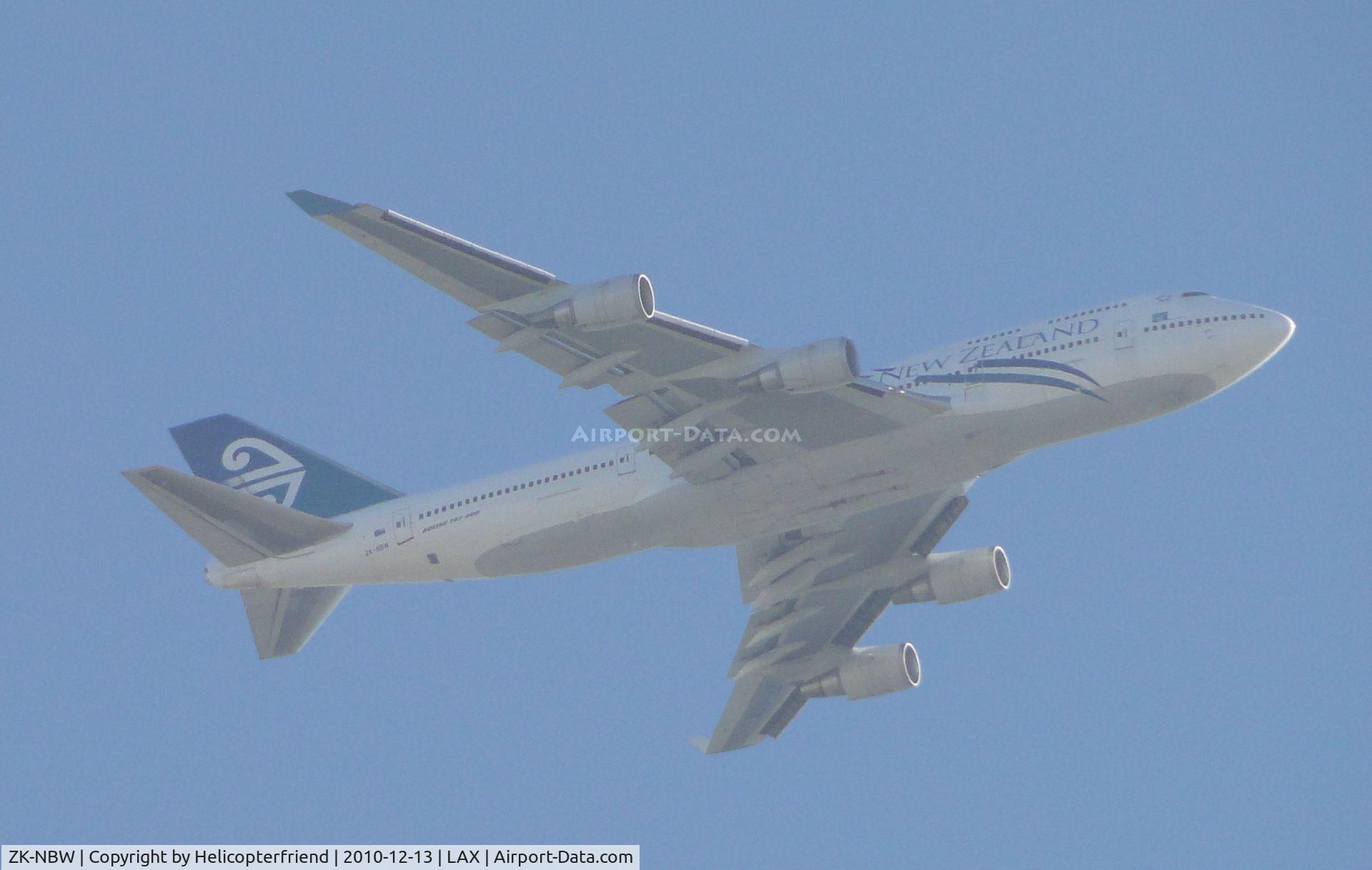 ZK-NBW, 1999 Boeing 747-419BDS(F) C/N 29375, On Final to runway 25 flying over the City of Bell, Califonia, approximately 15 miles east of LAX