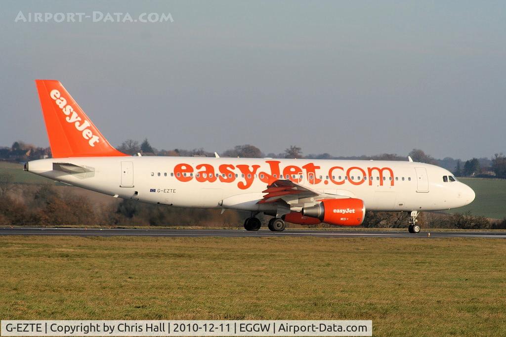G-EZTE, 2009 Airbus A320-214 C/N 3913, easyJet A320 taxying to RW26