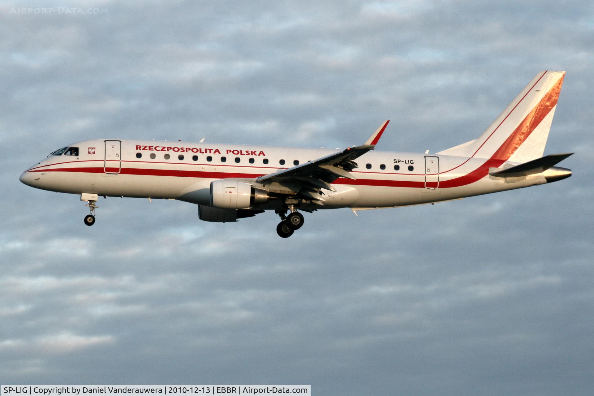 SP-LIG, 2009 Embraer 175LR (ERJ-170-200LR) C/N 17000283, Descending to RWY 25L