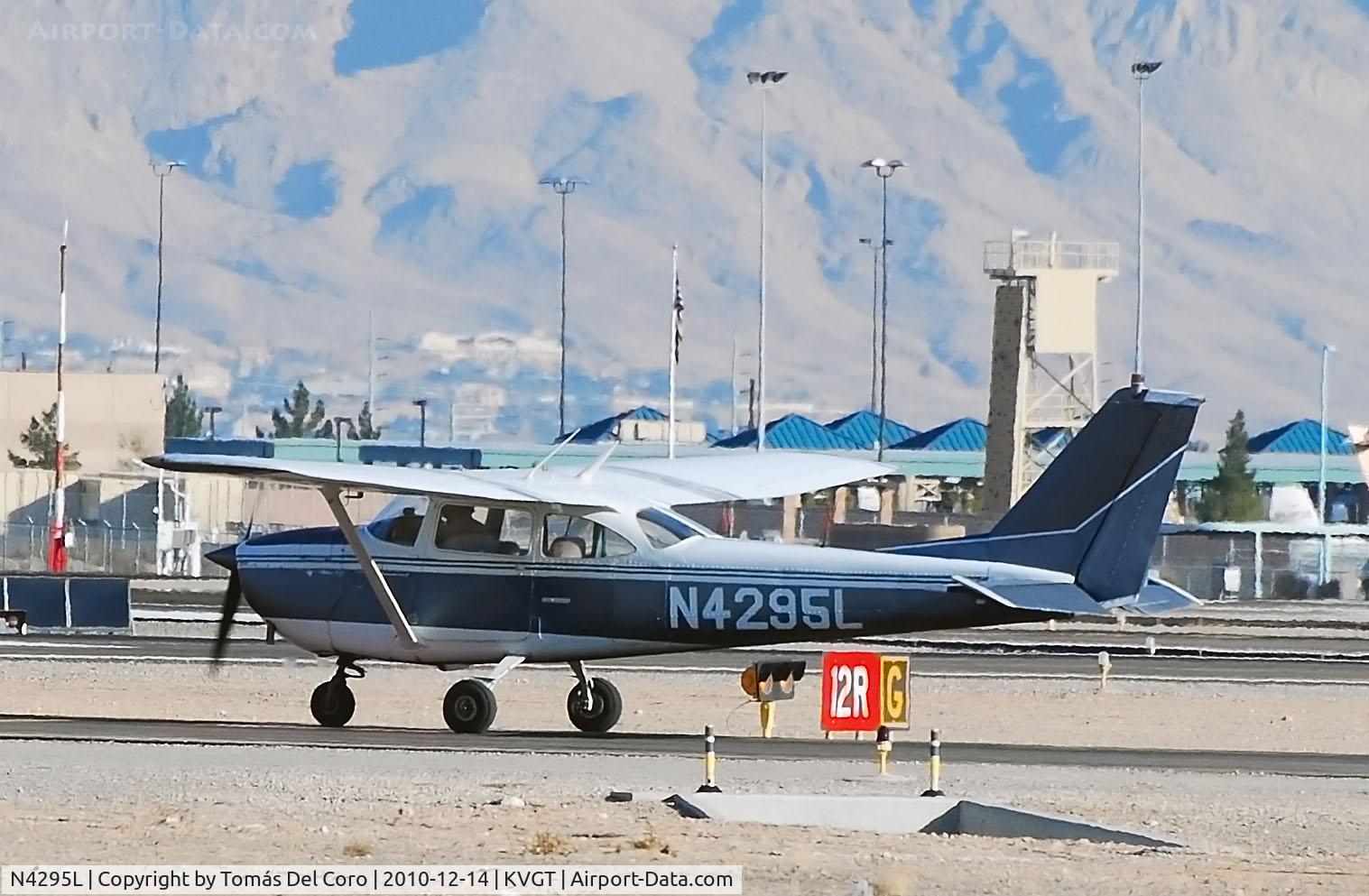 N4295L, 1966 Cessna 172G C/N 17254364, North Las Vegas Airport (IATA: VGT, ICAO: KVGT, FAA LID: VGT)

Photo: TDelCoro
Dec-14-2010
