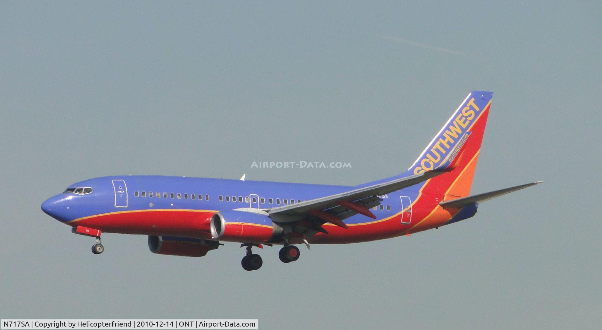 N717SA, 1998 Boeing 737-7H4 C/N 27851, On final to runway 26R