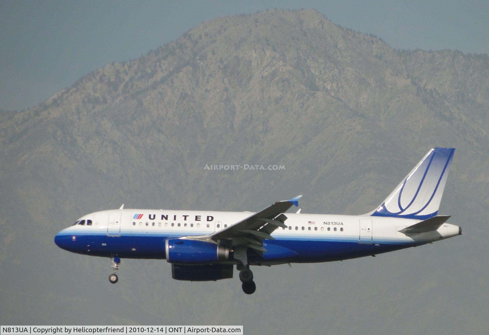 N813UA, 1998 Airbus A319-131 C/N 858, On final to runway 26R