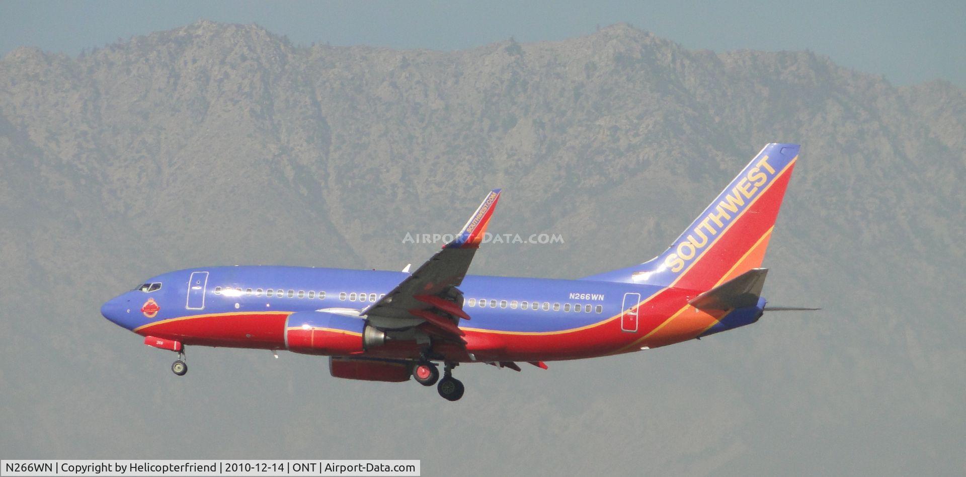 N266WN, 2007 Boeing 737-7H4 C/N 32523, On final to runway 26R