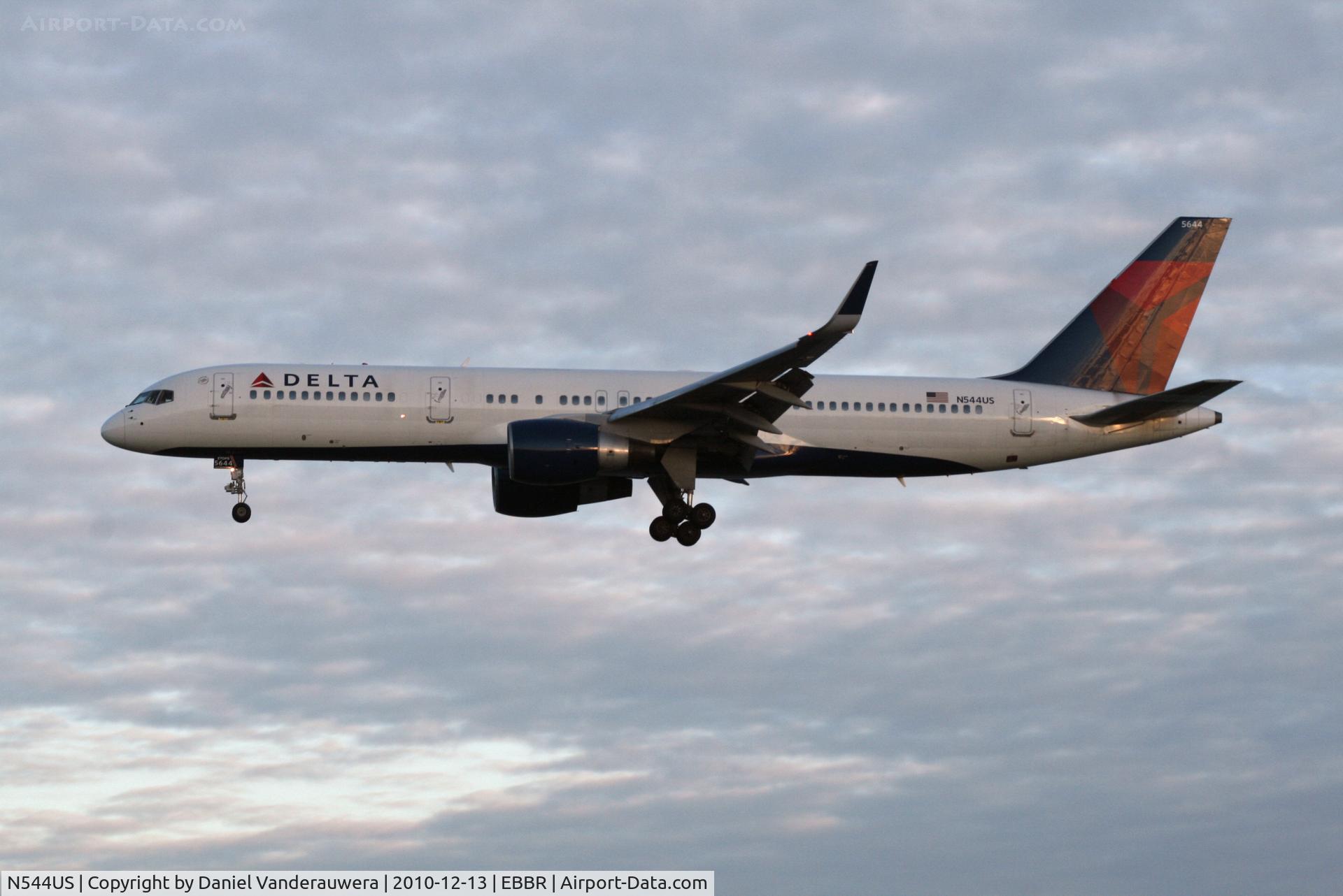 N544US, 1996 Boeing 757-251 C/N 26491, Arrival of flight DL140 to RWY 25L