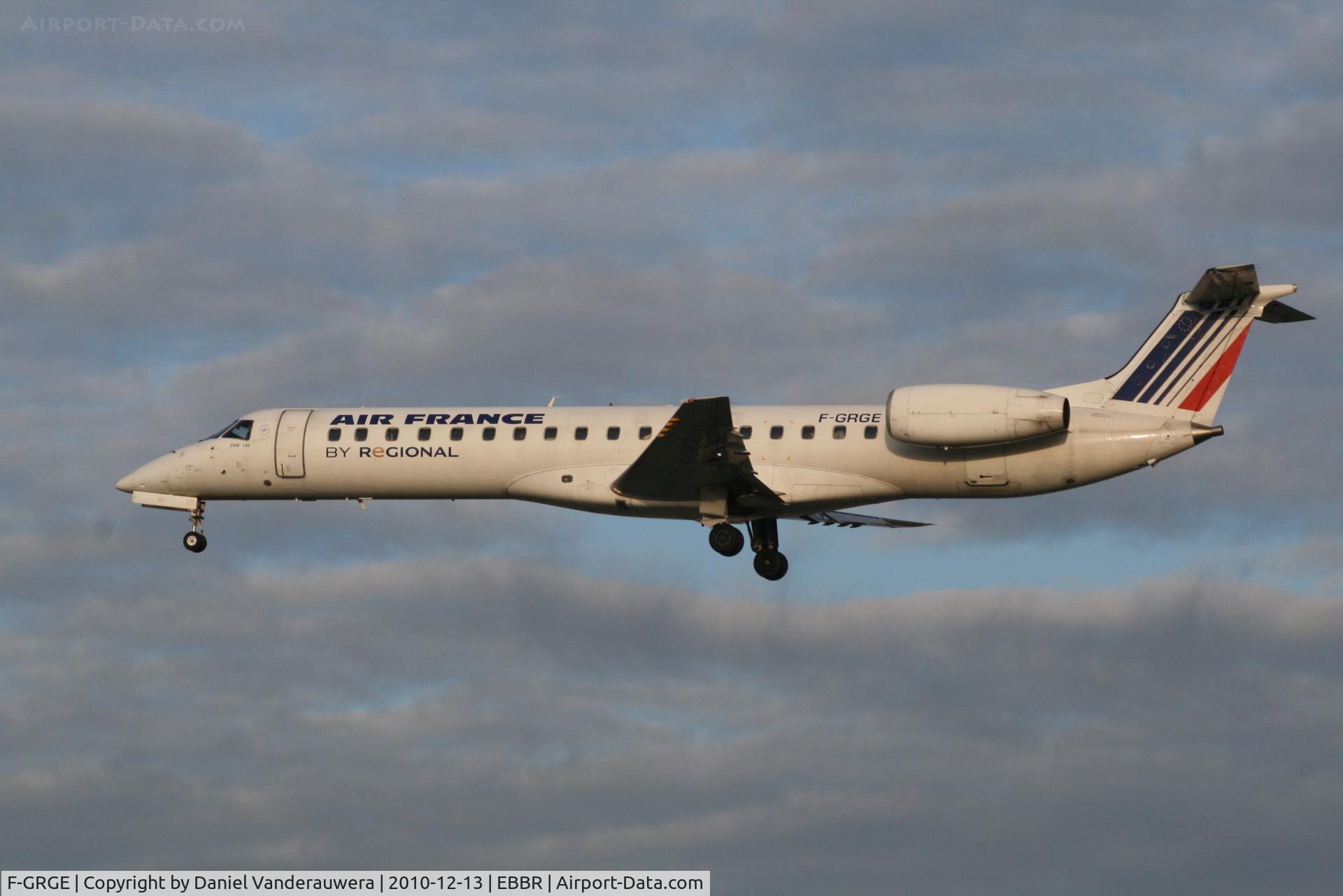 F-GRGE, 1998 Embraer EMB-145EU (ERJ-145EU) C/N 145047, Flight AF5402 is descending to RWY 25L