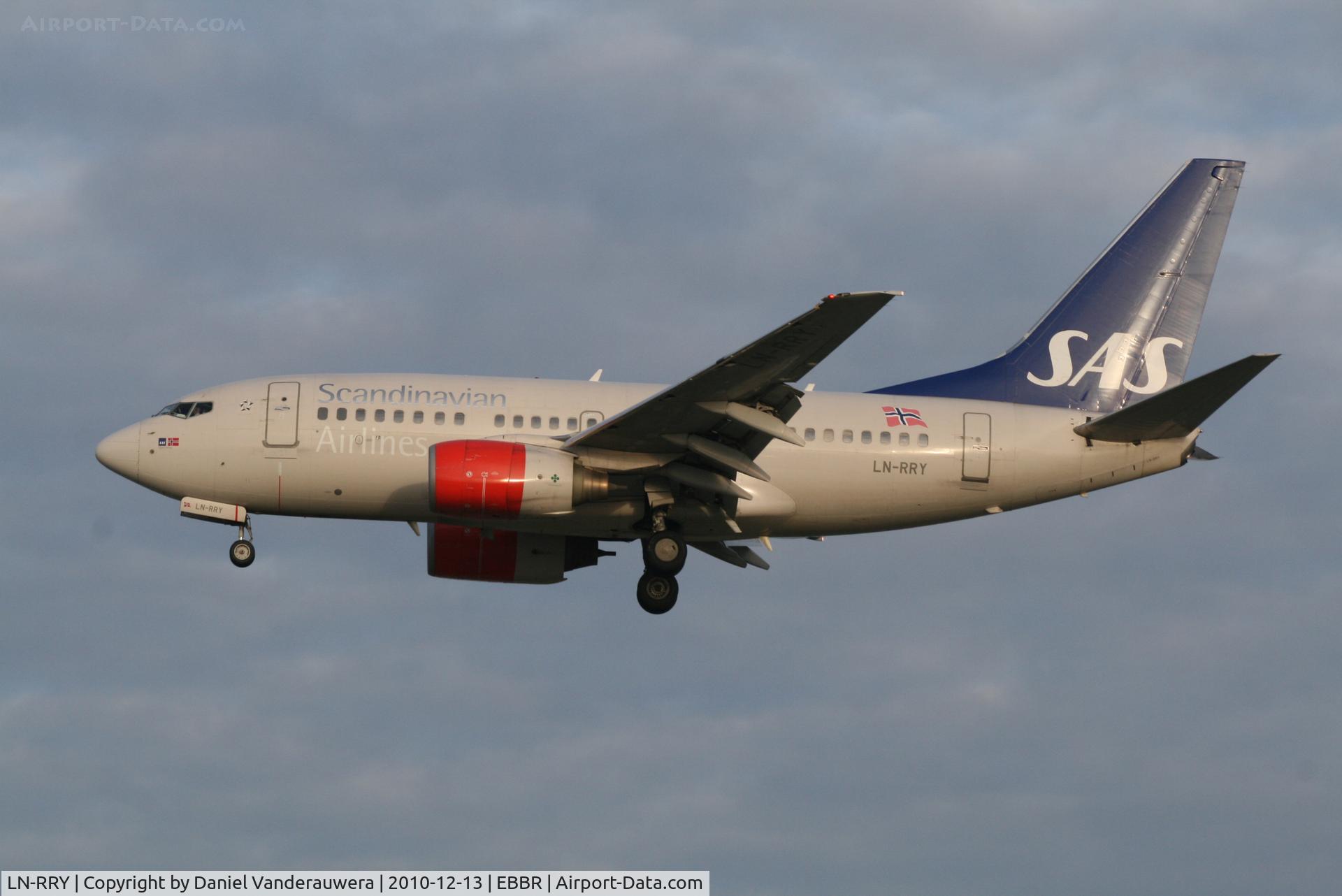 LN-RRY, 1998 Boeing 737-683 C/N 28297, Arrival of flight SK4743 to RWY 25L